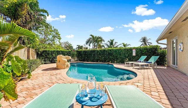 Nadios.casa: Family Oasis w/Heated Pool/6min to beach/Sleeps 8 (2 king, 4 twin)