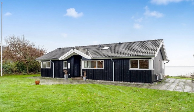 "Næwe" - 10m to the fjord by Interhome