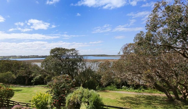 Nakarra - Spacious Family Beach Escape