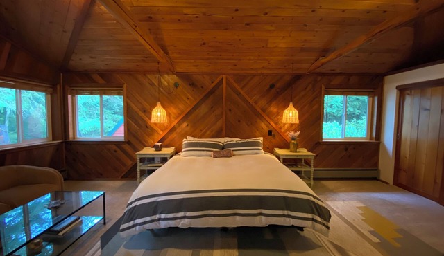Naked Elk Lodge: 4 Bdrms, Hot Tub, Projector TV near Mt. Rainier