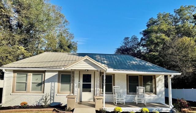 Nalida's Retreat - Cozy 3 Bedroom 2 Bath w/Modern Comforts