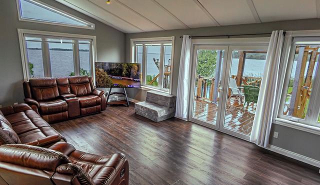 nALL-SEASON WATERFRONT COTTAGE AT LAKE SCUGOG, KAWARTHA LAKES, 1:15hr FROM GTA