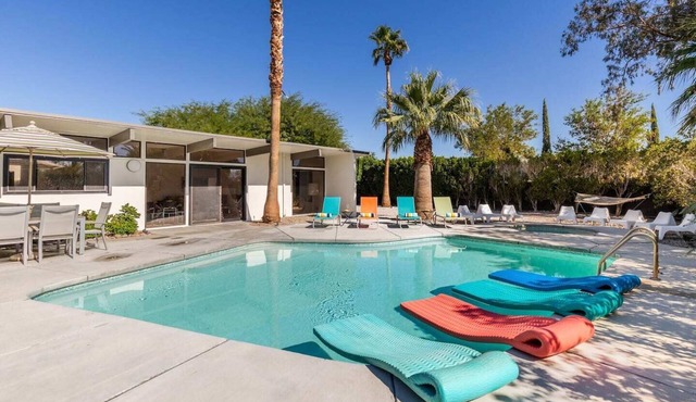 Namastay Here Mid Century Home with Pool/Spa