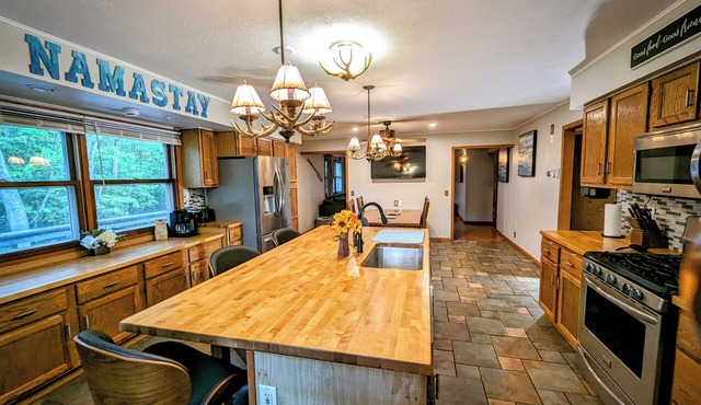 NamaStay! Peaceful Lake House w/5 bedrooms, large yard, WiFi & Large kitchen