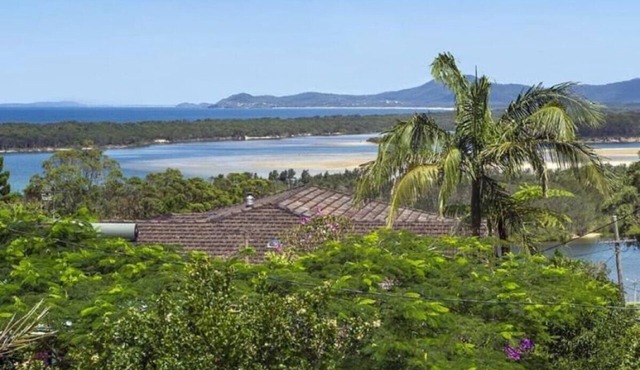 Nambucca Beach House - Home with great sea views, full kitchen & strong Wi-Fi