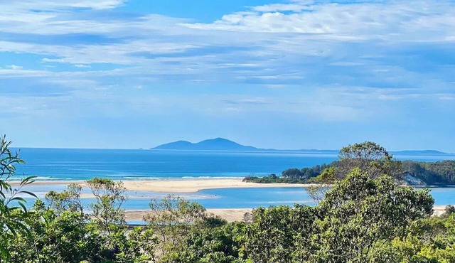 Nambucca rainforest retreat. Secluded - short walk to beaches, river and cafes.