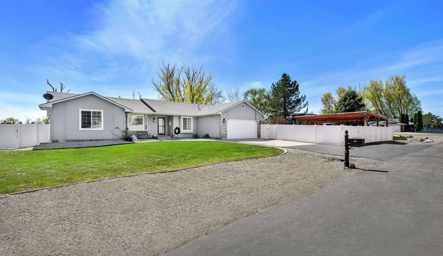 Nampa Backyard Beauty! Hot tub, ample parking area, shop and more!