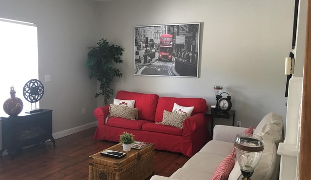 Nan's Place- 3 bed/2 bath, 2.5 Miles to DUKE, DOWNTOWN DURHAM, UNC & RTP.