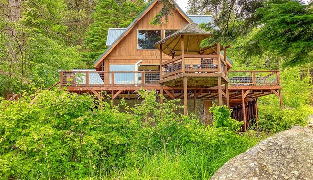 Nana and Papa's | Lakefront, dog-friendly home in Joseph with amazing yard, deck