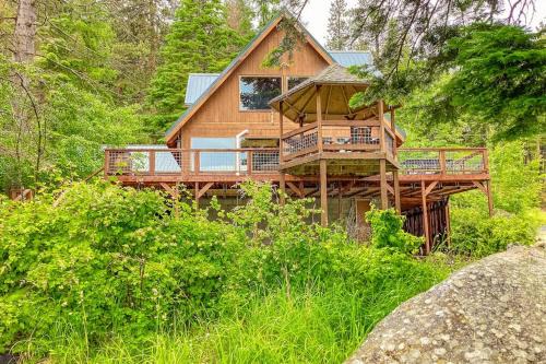 Nana and Papa's - Lakefront dog-friendly home in Joseph with amazing yard deck