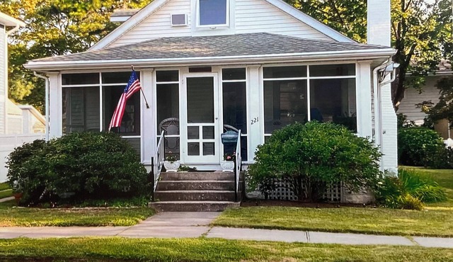 Nana's Cottage - Charming 1930's 2 BD. Walk to the beach!