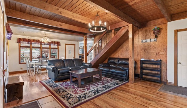 Nana`s Garden Home, 3 Bdrm, 2 Bath Home, Hot Tub!