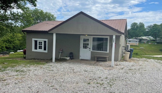 Nana’s Bunkhouse is a small little efficiency located in Houston, MO.