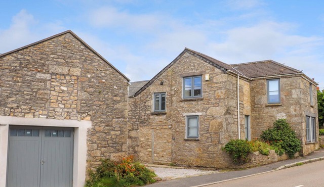 NANCHERROW STUDIO, pet friendly, with hot tub in St Just