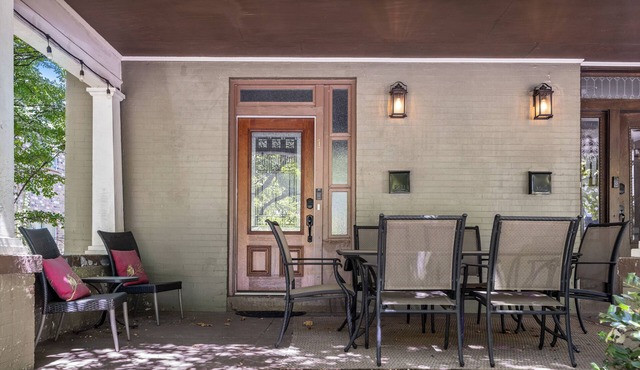 nAnnesdale Duplex #1 - Spacious & Central - 3bed, 2bath - 5 mins to Downtown!