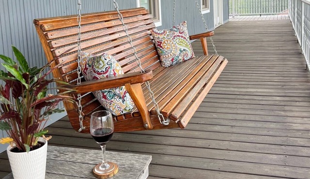 Nanny's Place- Cozy Porchview Getaway B&B by Shawnee Hills Wine Trail and Parks