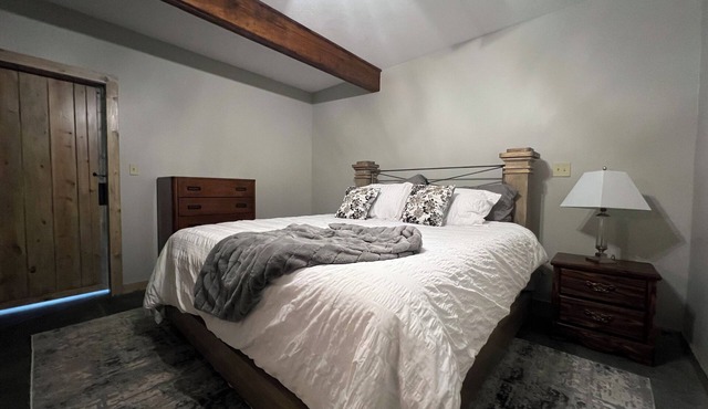 Nanny's Place- Cozy Rustic Getaway B&B by Shawnee Hills Wine Trail and Parks