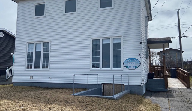 Nan’s Place Vacation Home! Traditional salt box home w/accessibility ramp