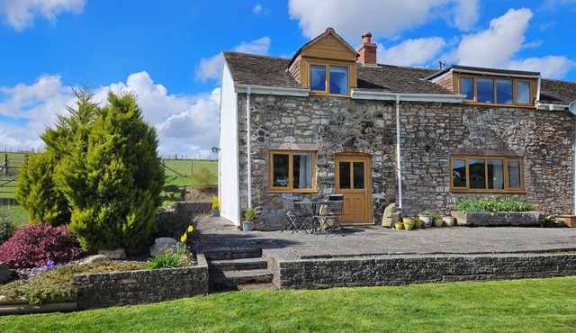 NANT-ISA, pet friendly, character holiday cottage in Stiperstones