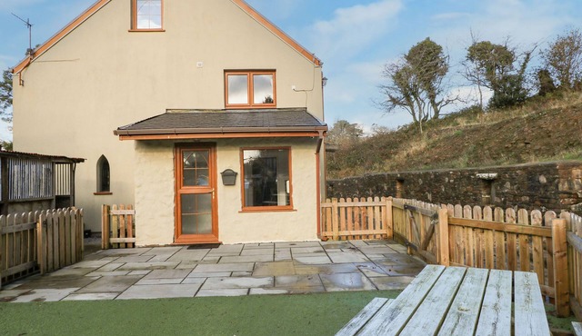 NANT MOEL ISAF FARM, pet friendly, with hot tub in Pontardawe