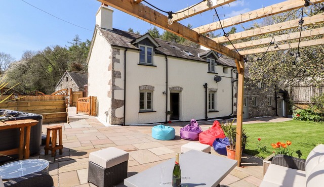 NANT Y CELYN, family friendly, with hot tub in Clawdd-Newydd