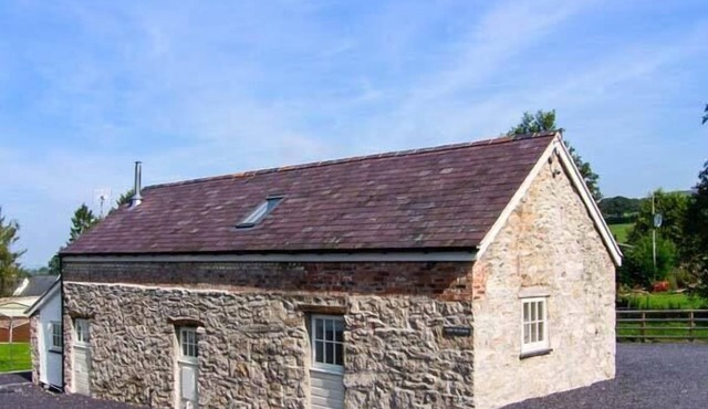 NANT YR HENDRE, family friendly, with hot tub in Pentre Celyn