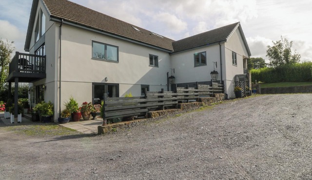 NANT-YR-RHEDYN, pet friendly, luxury holiday cottage in Red Wharf Bay