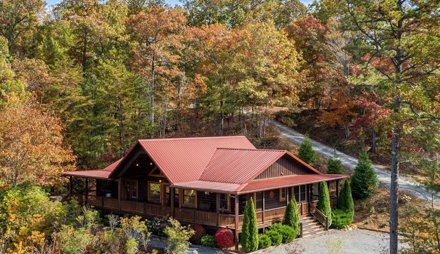 Nantahala Nights, sleeps 9, hot tub, arcade games, with Smoky Mnt Views!