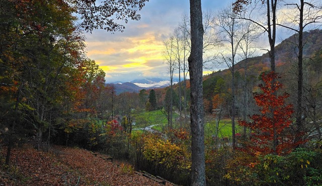 Nantahala Nookie Nook: A playful retreat w/stunning long-range mt sunset views