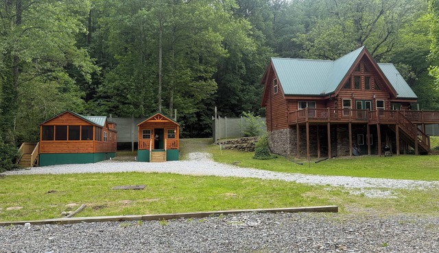 Nantahala Riverfront Paradise! Papa Bear Cabin + 2 Tiny Homes - Sleeps Up to 14!