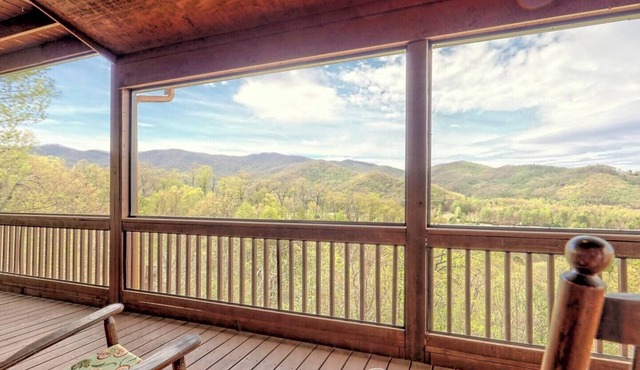 Nantahala Treehouse by Chatuge Home Concierge | Mountain Views · Deck Fire Pit