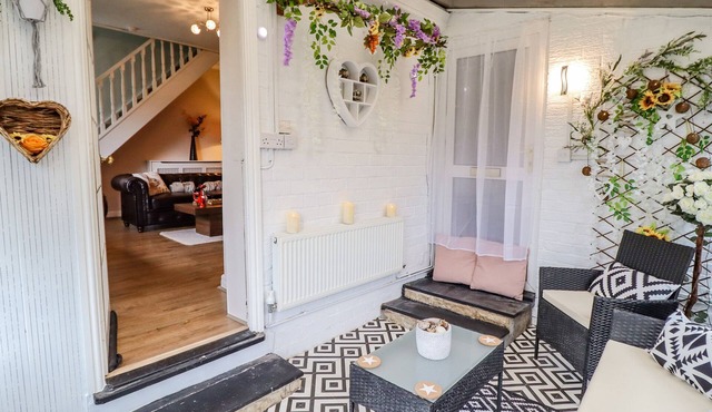 NANTCLWYD, family friendly, character holiday cottage in Llangollen