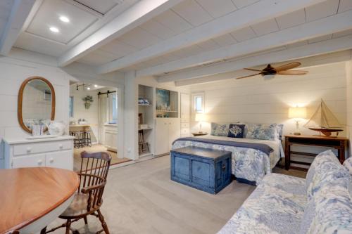 Nantucket Cottage with Fishing Dock and Sunsets