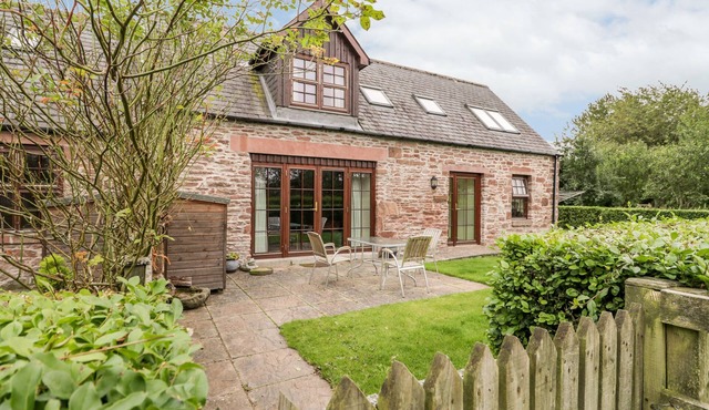 NANTUSI COTTAGE, pet friendly, with a garden in Kirriemuir
