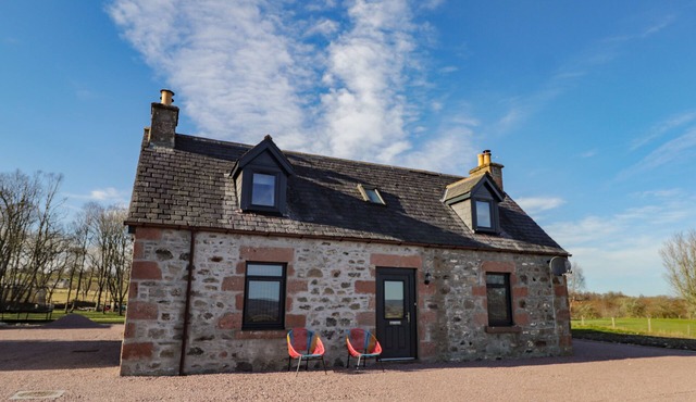 NANVILLE, pet friendly, character holiday cottage in Beauly