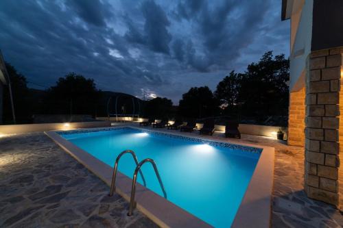 Nany-Villa with heated pool