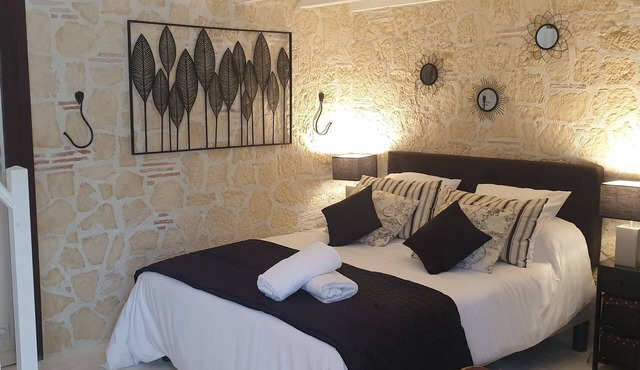 Naomie" family guest room and swimming pool