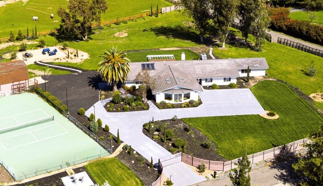 Napa Style Estate- Pickleball, Hot tub, Firepit Sleeps 12
