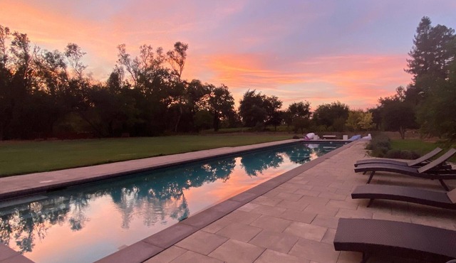 Napa Valley - 3 acre Retreat, 3 Bedrooms, Large Lap Pool with vineyard views