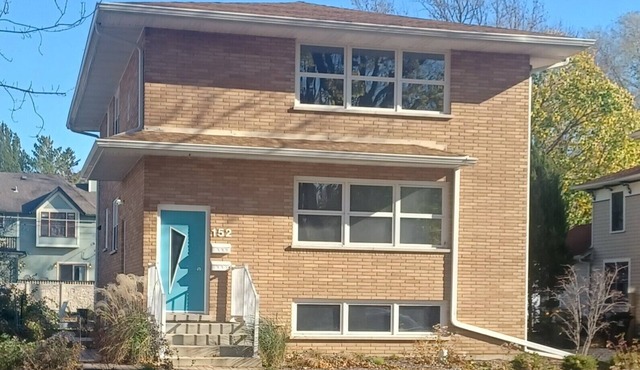 Naperville Historic District walk to downtown, bars, restaurants, train, schools