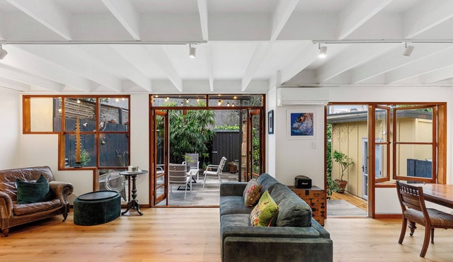 Napier St townhouse - your city vacay venue!