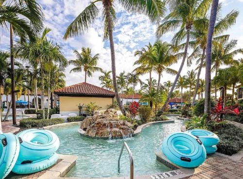 Naples Bay Resort Condo with Fabulous Amenities, near Beach & Downtown!