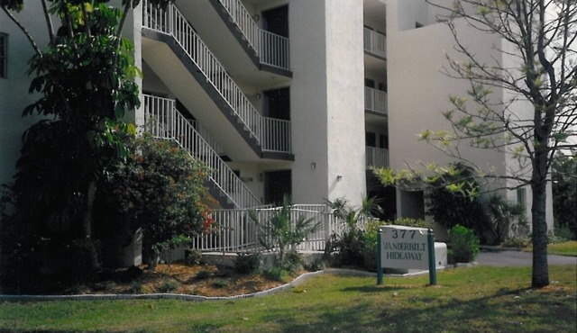Naples Bay View condo - Block from Gulf Beach
