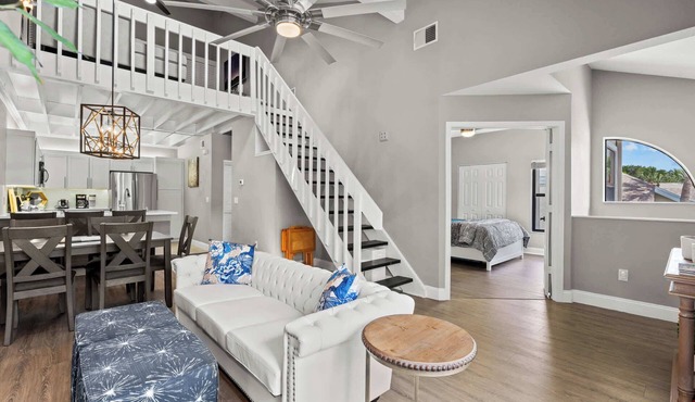 Naples Condo: Close to Vanderbilt Beach with Pool