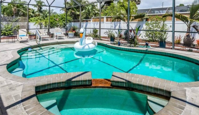 Naples Dream Heated Pool, Hot Tub, Bikes close to beach!