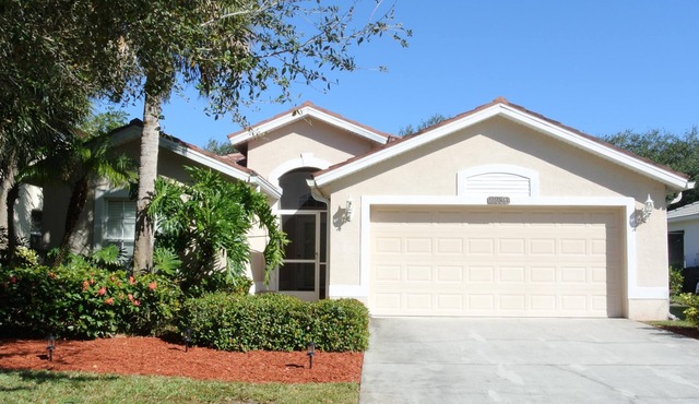 NAPLES FL-IMMACULATE & SERENE SINGLE FAMILY HOME ON GOLF COURSE W/GREAT VIEWS