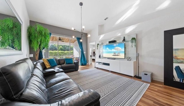 Naples Modern Oasis is 4 miles to 5th Avenue South shopping & dining