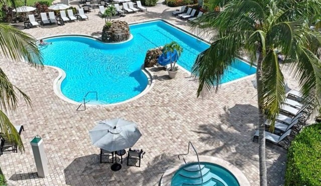 NAPLES RESORT 2BDRM 2BTH +Den POOL GOLF CLUB AMENITIES 5TH AVENUE BEACH