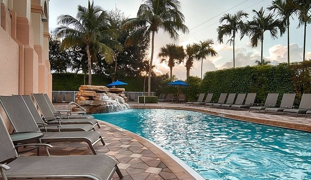 Naples Vacation Awaits! Elegant King Unit, Pool, Short Drive to the Beach