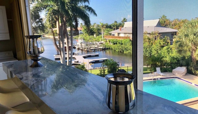 Naples waterfront condo 5 mins to Olde Naples